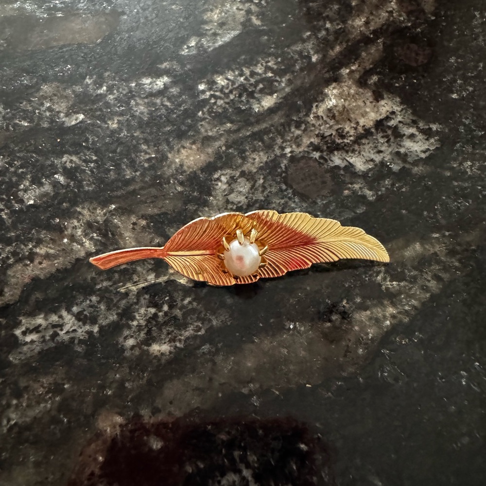 Elegant Gold Leaf Brooch with Pearl Accent - Picture 2 of 4
